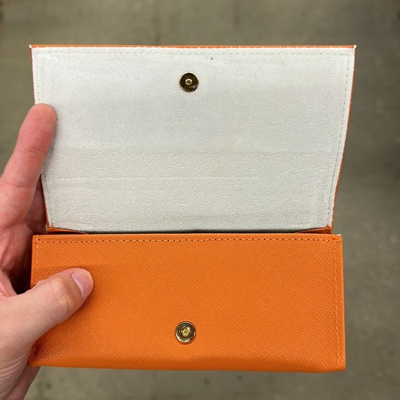 Tory Burch sunglasses case - Picture 3 of 5